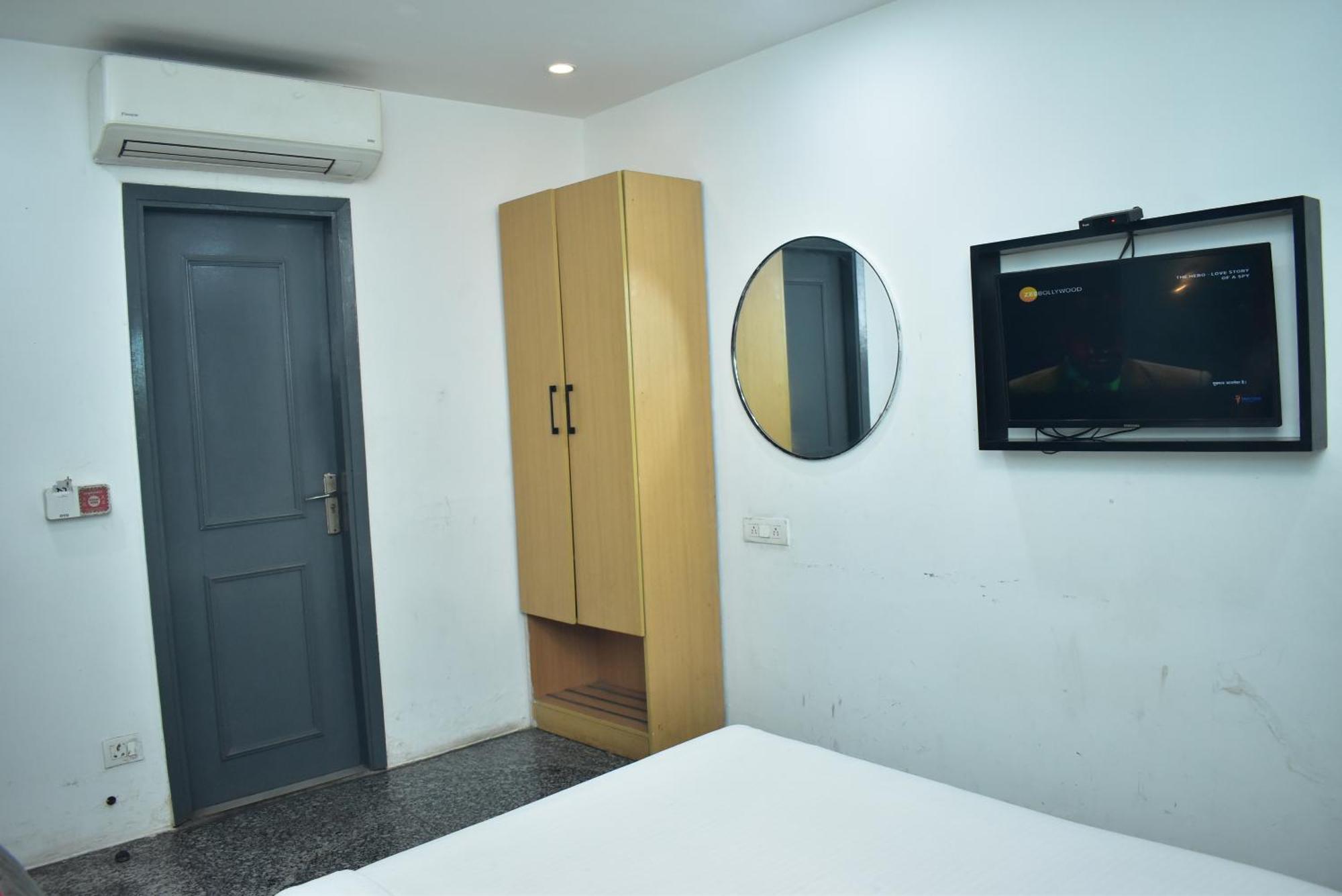 Hotel Golden Saffron By Qotel-Punjabi Bagh Nova Deli Exterior foto