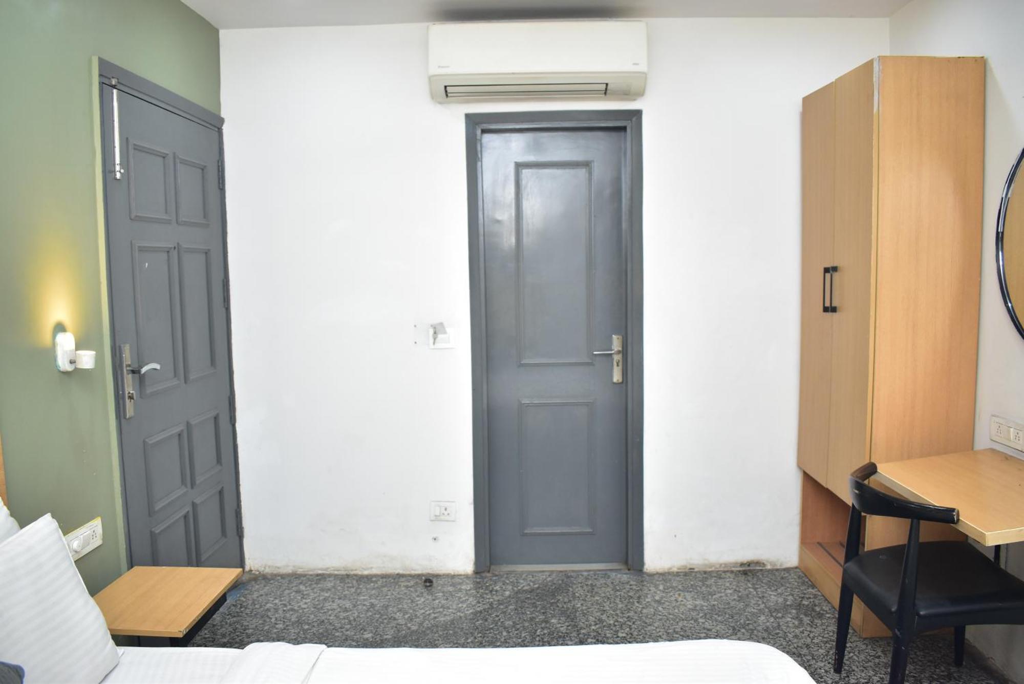 Hotel Golden Saffron By Qotel-Punjabi Bagh Nova Deli Exterior foto