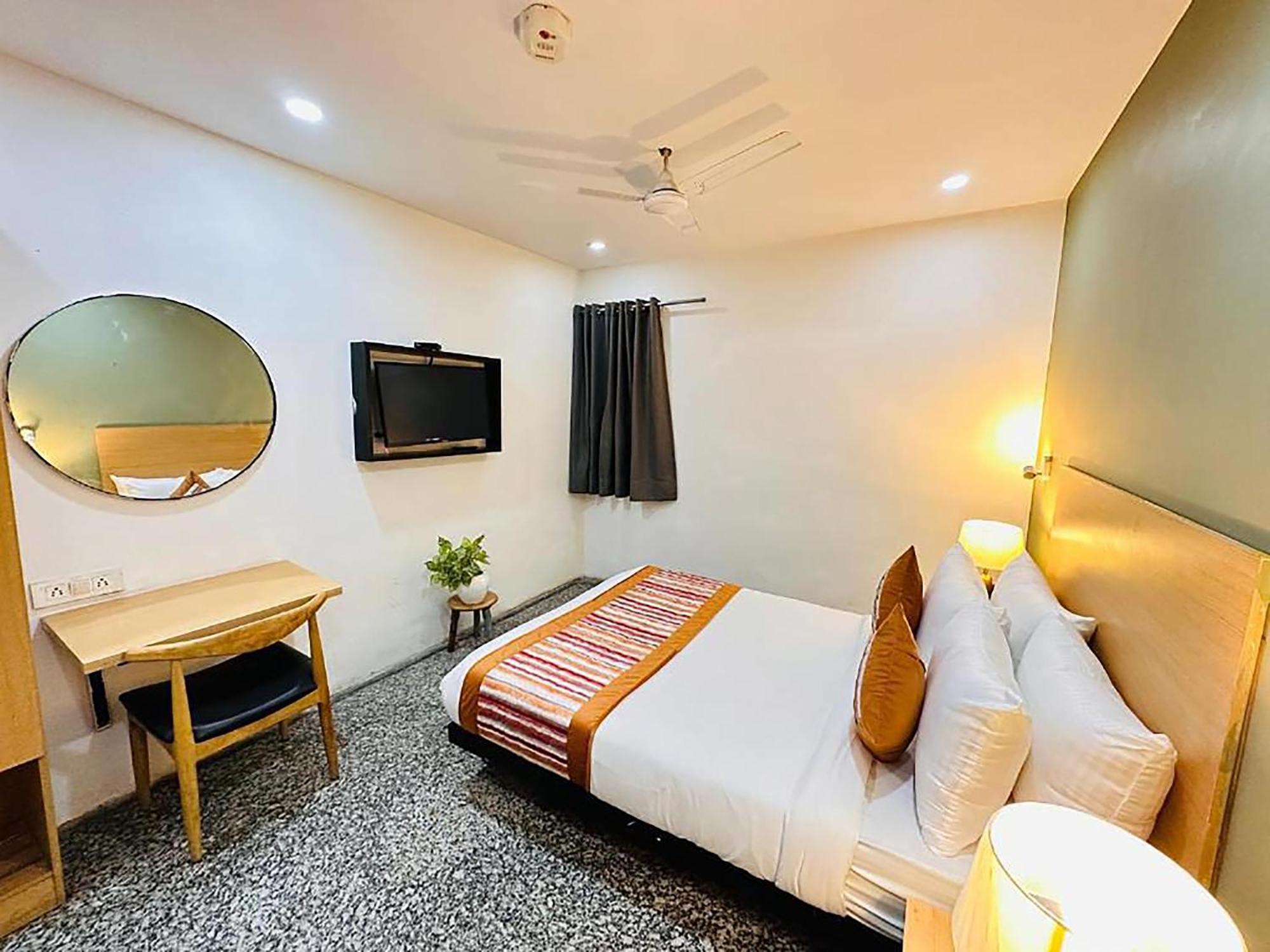 Hotel Golden Saffron By Qotel-Punjabi Bagh Nova Deli Exterior foto