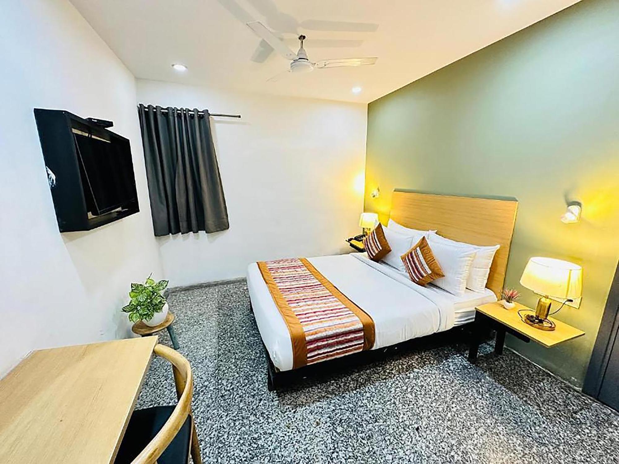 Hotel Golden Saffron By Qotel-Punjabi Bagh Nova Deli Exterior foto
