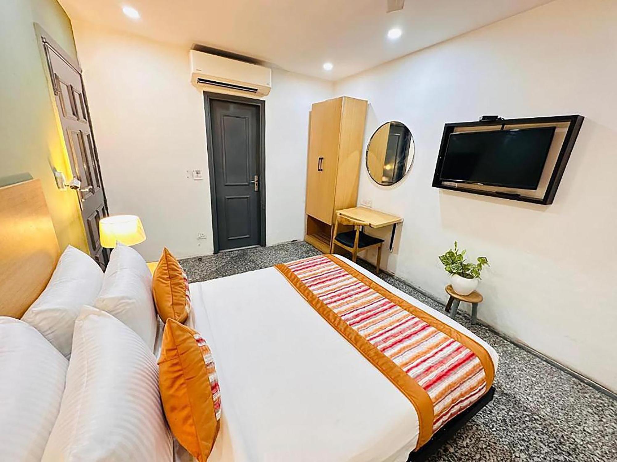 Hotel Golden Saffron By Qotel-Punjabi Bagh Nova Deli Exterior foto