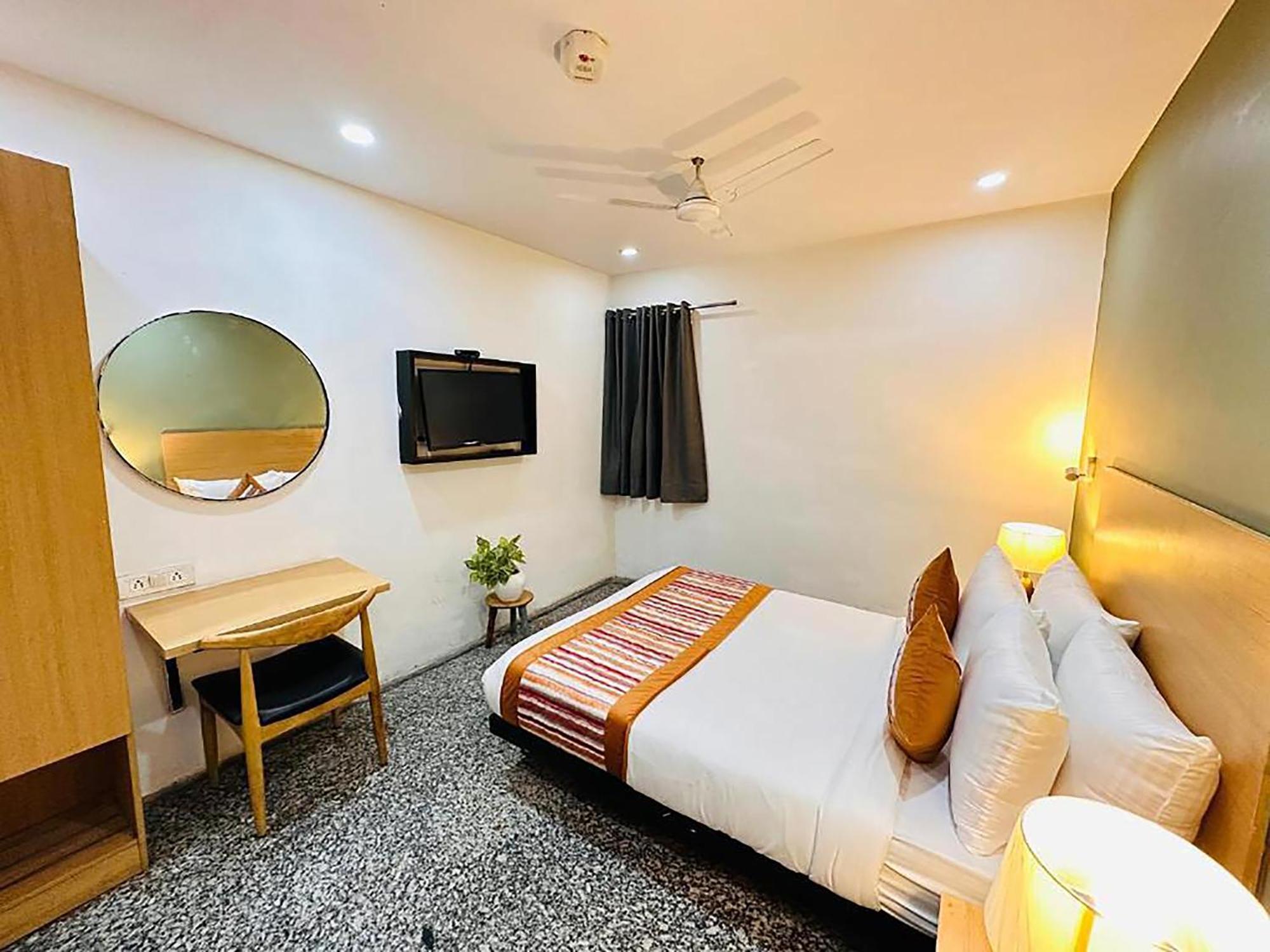 Hotel Golden Saffron By Qotel-Punjabi Bagh Nova Deli Exterior foto